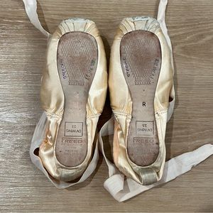 dead pointe shoes